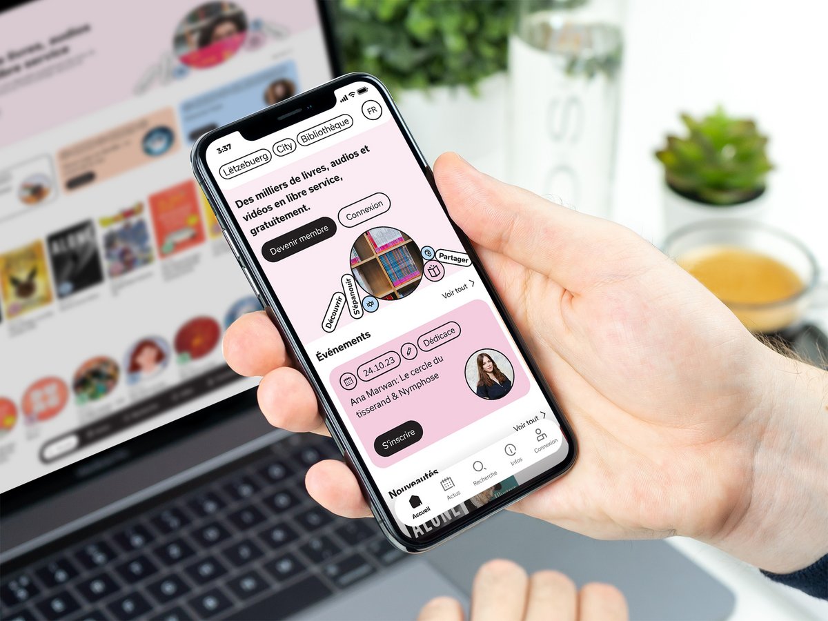 person opening the Luxembourg City Bibliothèque website on a mobile device