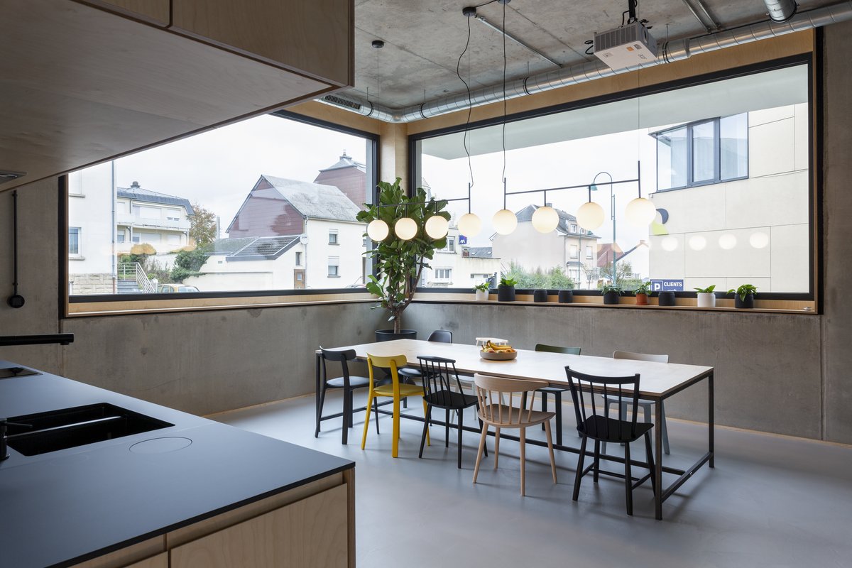 The open kitchen, a place to gather together