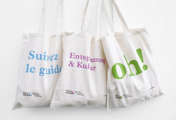 Jute bags with brand typography in Villa Vauban's colors